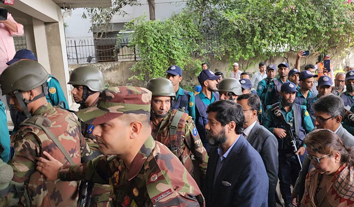 সেনাবাহিনীর প্রহরায় কার্যালয়ে ঢুকলেন বিএসইসির চেয়ারম্যান ও তিন কমিশনার